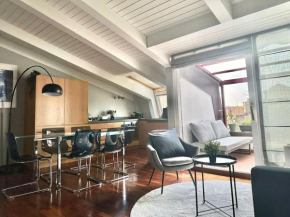 Penthouse with Patio & 2 Baths, 10 Min to Duomo